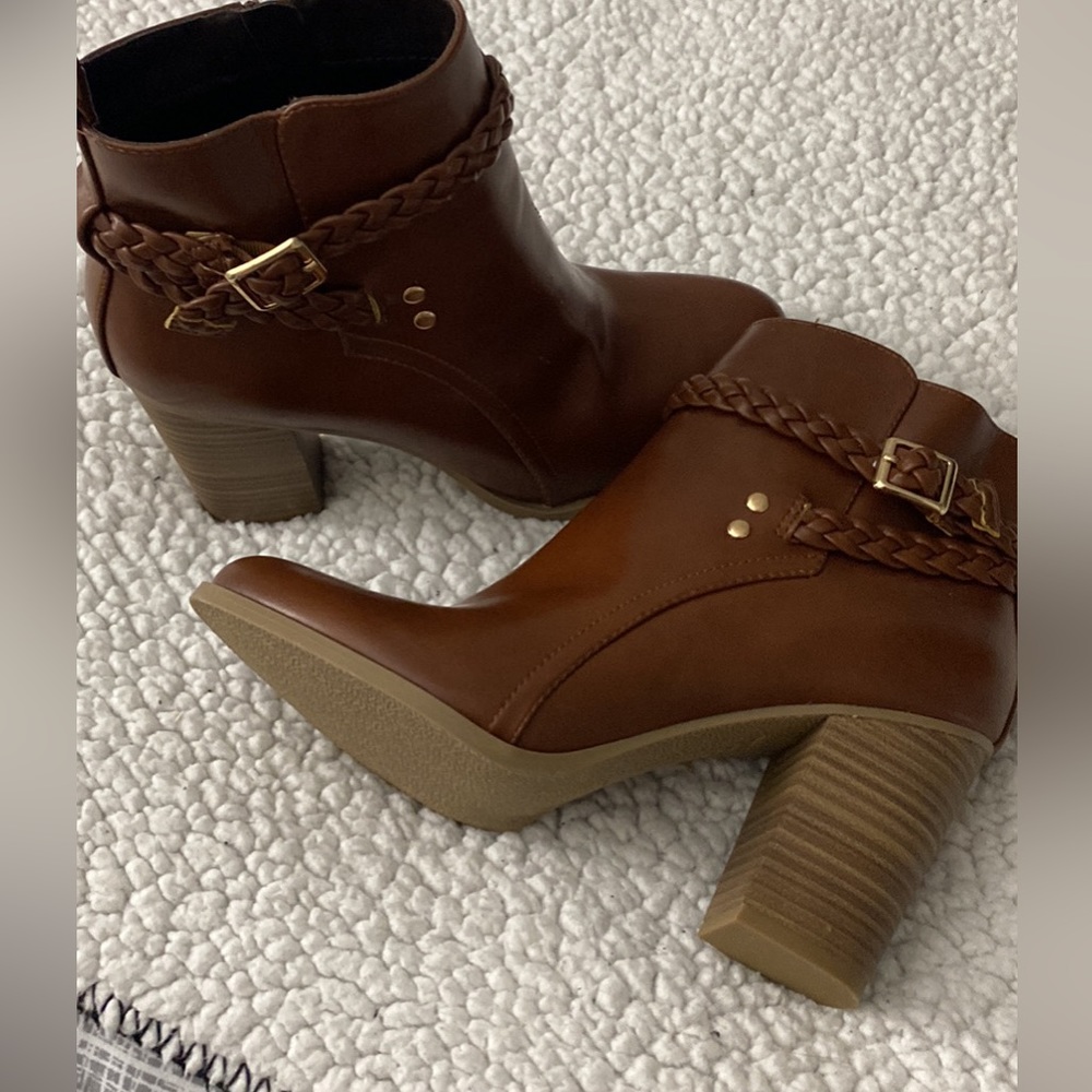 High heel ankle boot. 7 and half. Never worn however kitten scratch